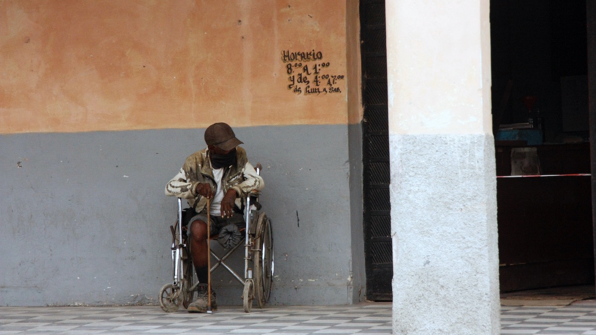 Un hombre en una silla de ruedas en La Habana.