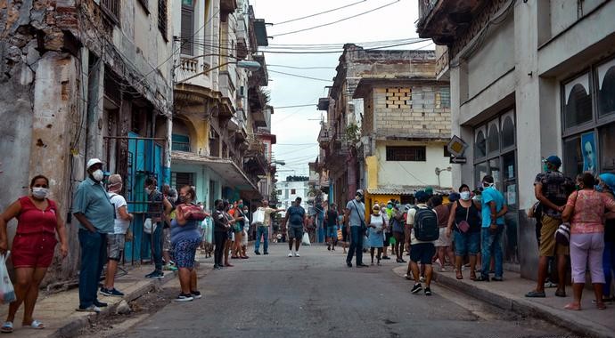 Cubanos en colas en una calle de La Habana.