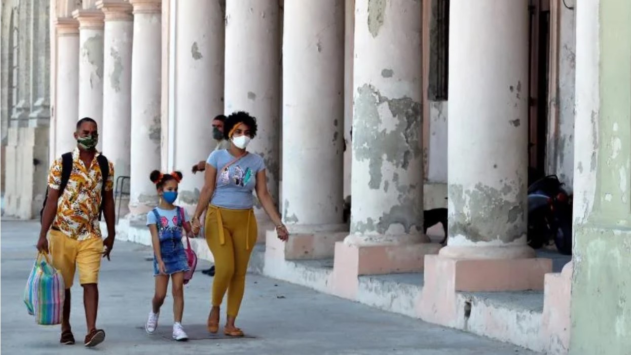 Una familia cubana camina en una calle de La Habana.