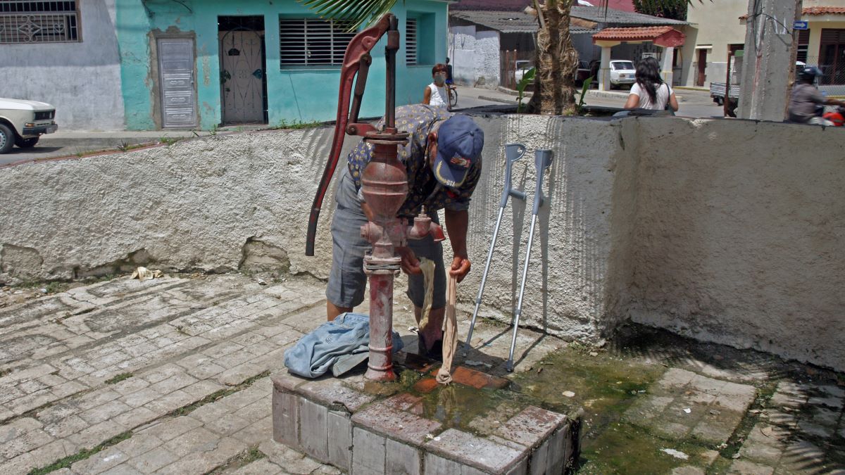 Un hombre en una fuente pública en La Habana.