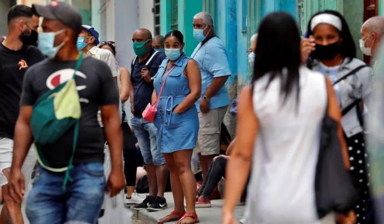Cubanos en una calle de La Habana.