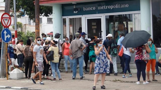 Cubanos en la cola de un banco en La Habana.