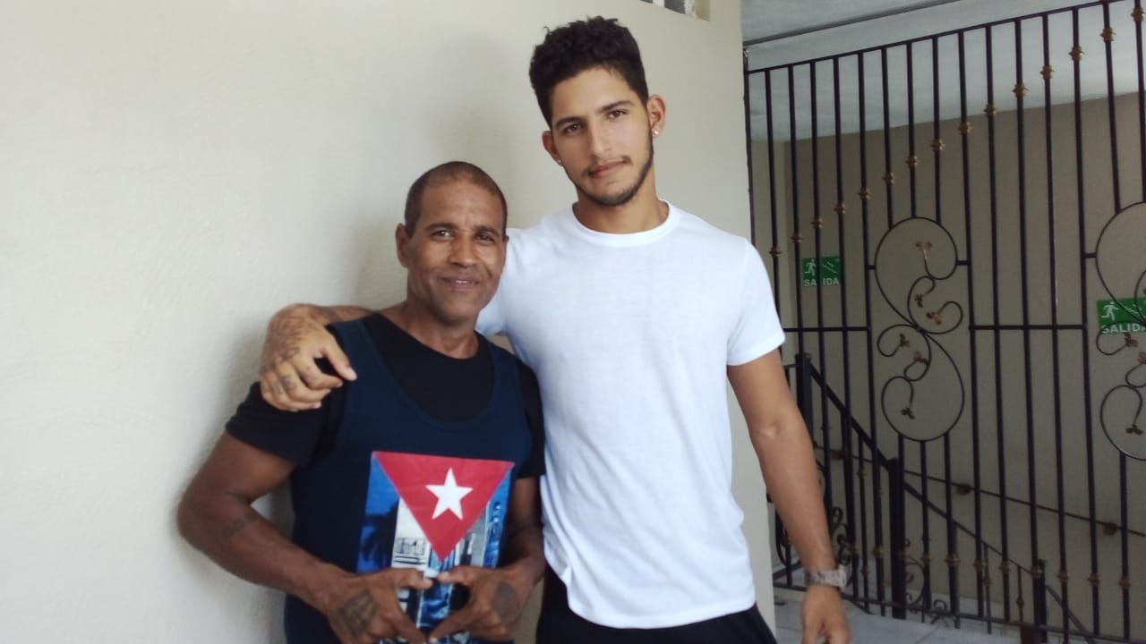 El opositor cubano Daniel Llorente y su hijo en Laredo, México.
