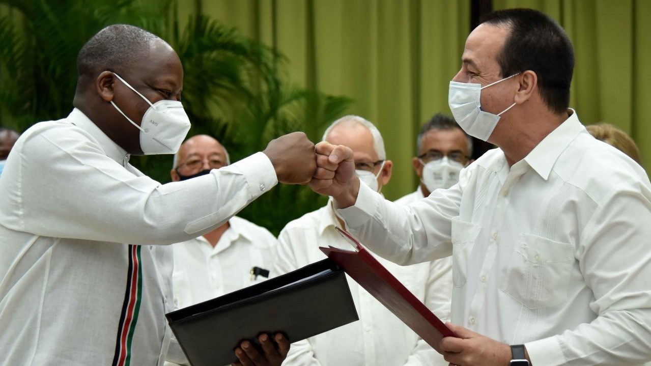 Firma del acuerdo de salud entre los gobiernos de Kenia y Cuba.