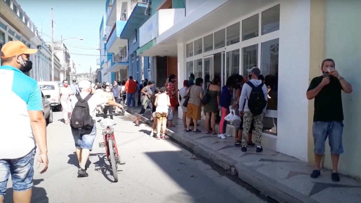 Cubanos en una calle de Matanzas.