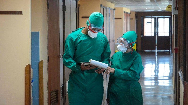 Médicos cubanos en un hospital de la Isla.