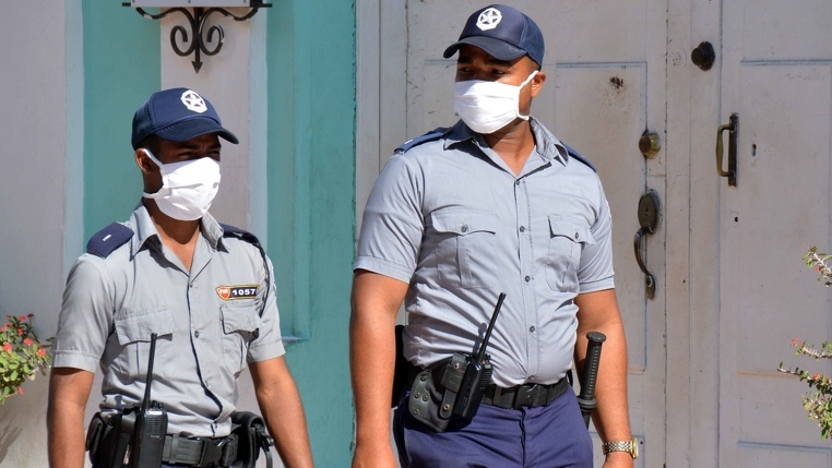 Policías en Cuba.