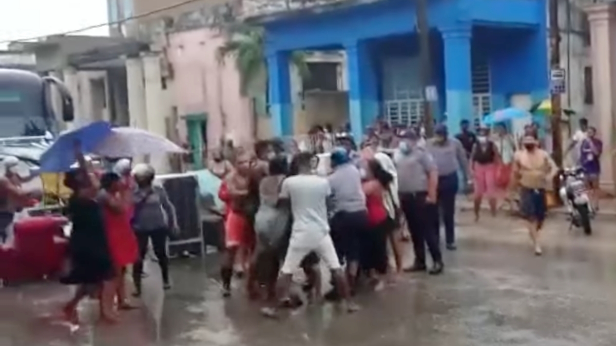 Forcejeo entre la Policía y cubanos en La Habana.