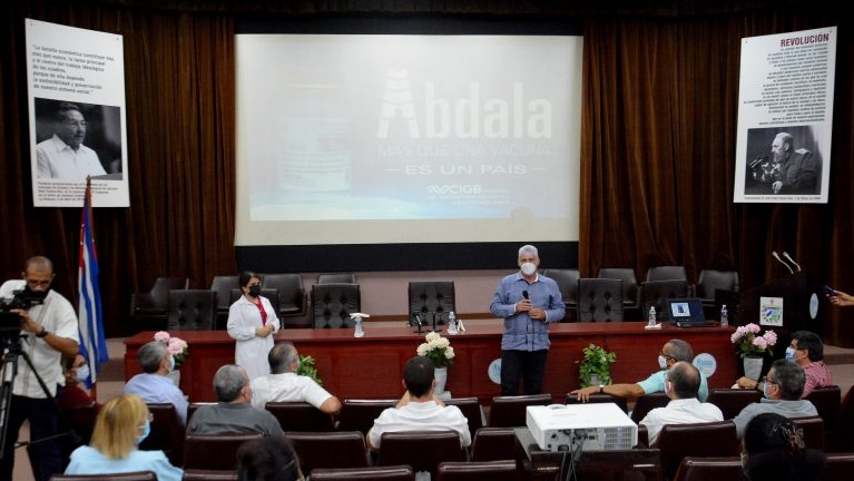 Díaz-Canel con imágenes de Raúl y Fidel Castro en la presentación de la eficacia de Abdala. 