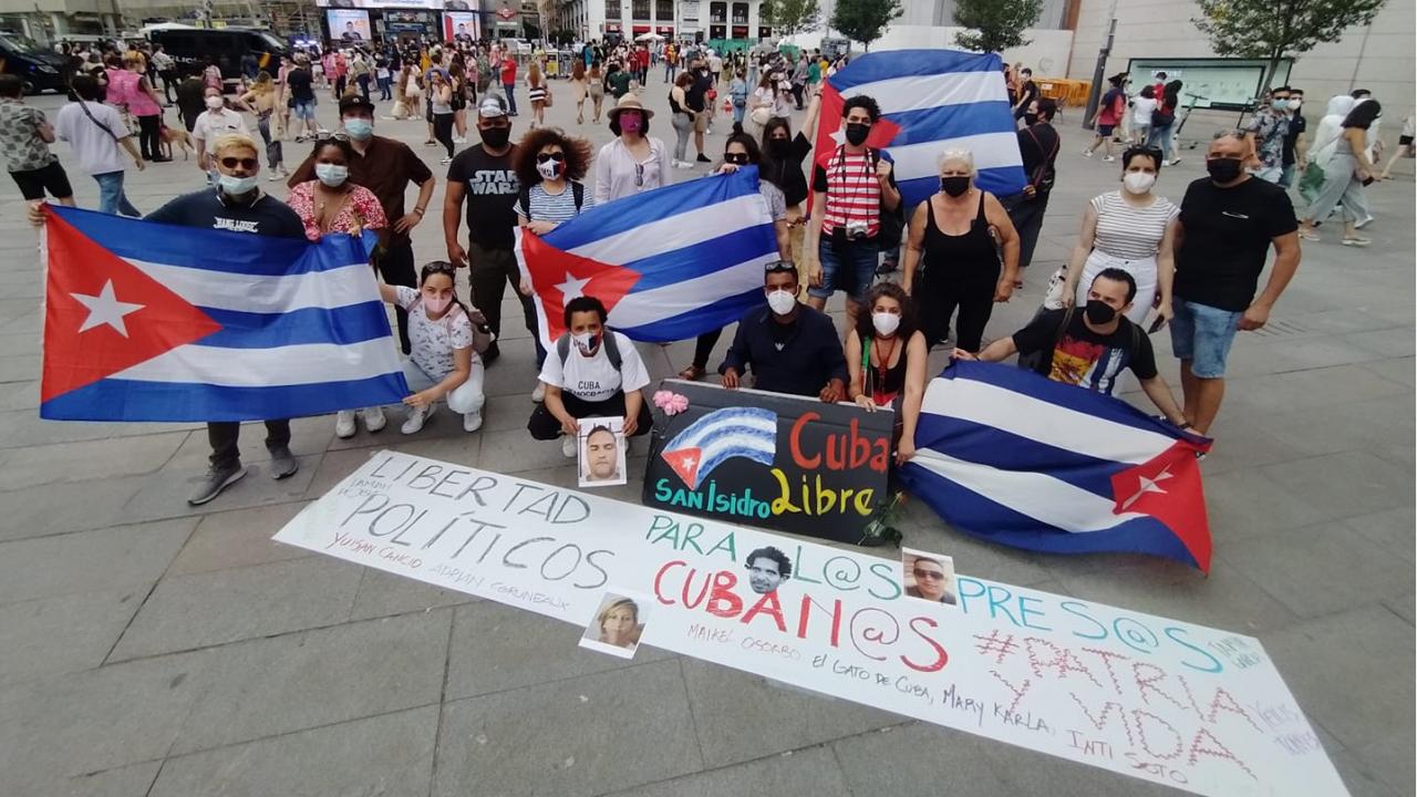 Cubanos protestan contra el régimen en España.