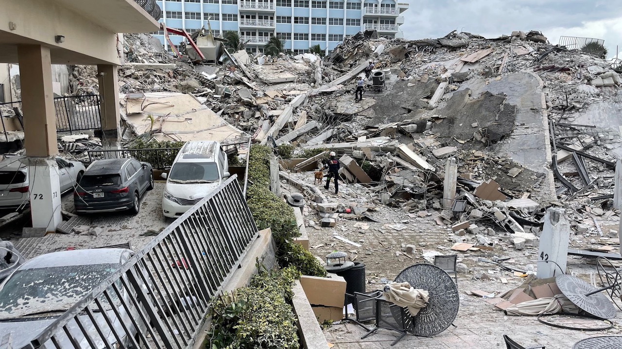 Escombros tras el derrumbe del edificio Champlain Towers en Miami Beach.