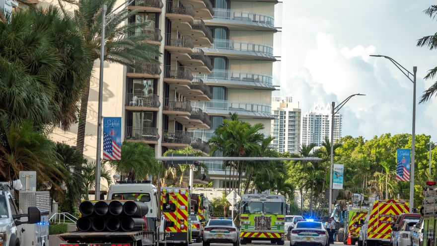 Vehículos de rescatistas y fuerzas policiales cerca del edificio derrumbado en Miami