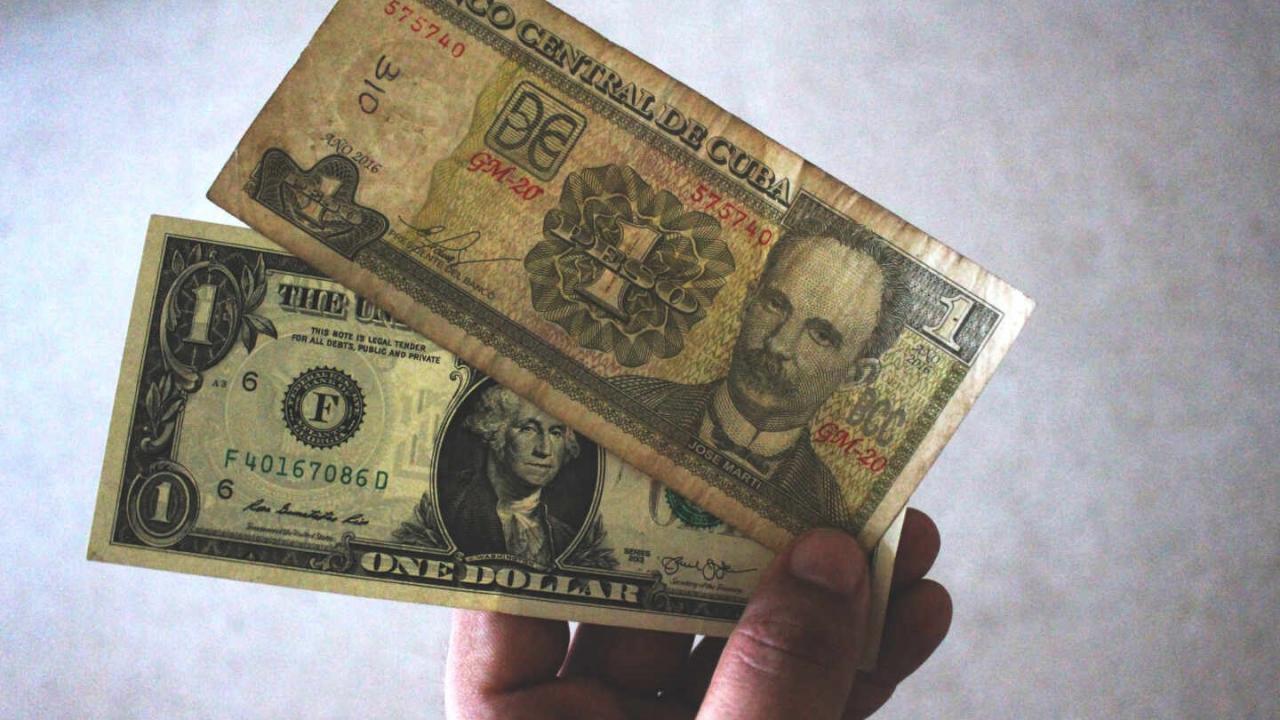Peso cubanos y dólar estadounidense.