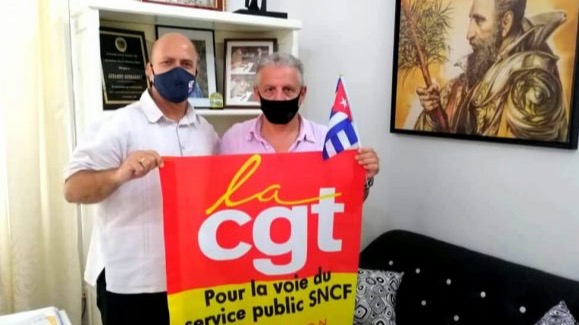 El sindicalista francés Sebastián Viscuso junto al presidente de los CDR, Gerardo Hernández.