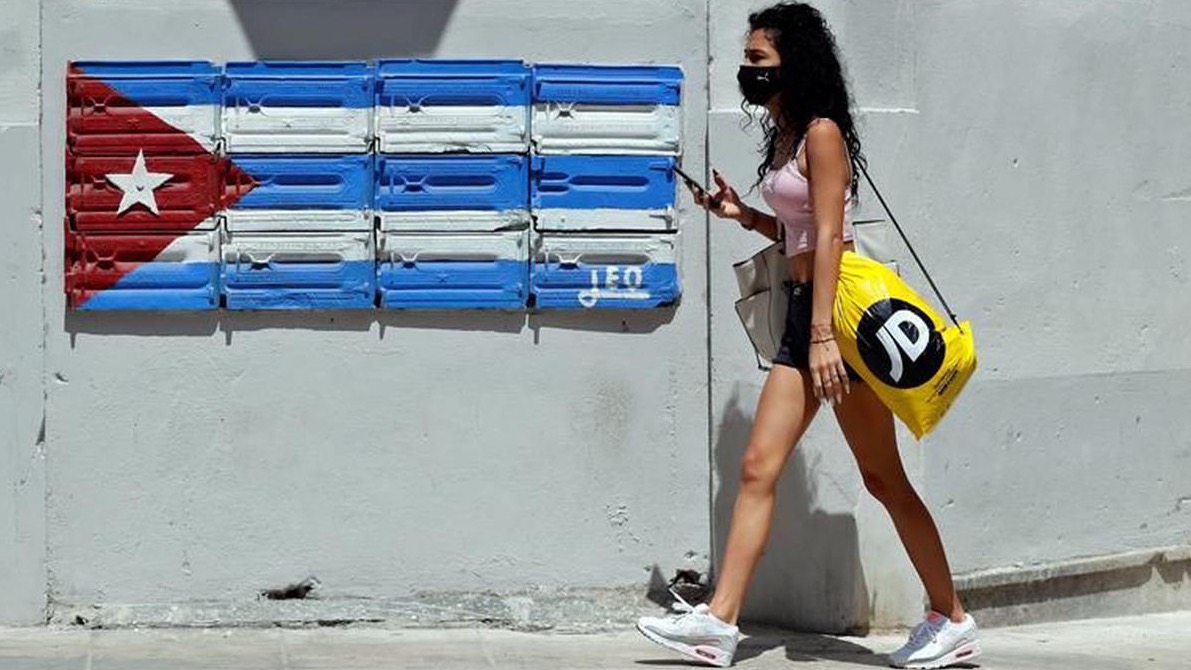 Una joven cubana camina por La Habana.