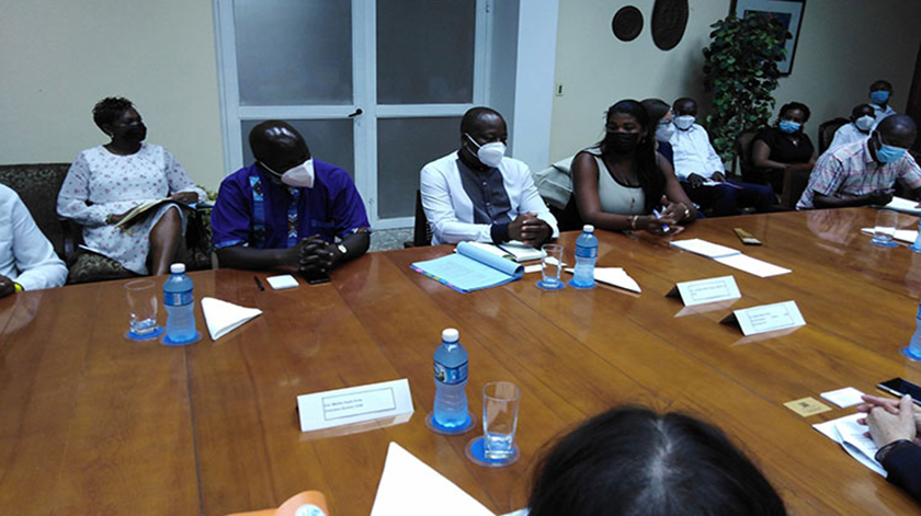La delegación encabezada por el ministro de Salud de Kenia, Mutahi Kagwe, en La Habana.