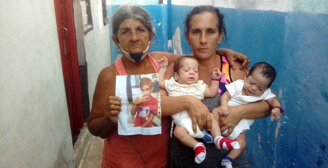 Elena Pérez Alfonso (izq), abuela de Yosvany Villar Ávila, y Airobis Ávila Pérez, madre del niño, con sus bebés recién nacidos