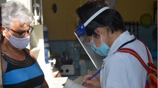 Una trabajadora sanitaria realiza pesquisas en Cuba.