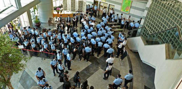 Decenas de agentes de Policía irrumpen en las oficinas del diario hongkonés 'Apple Daily'.