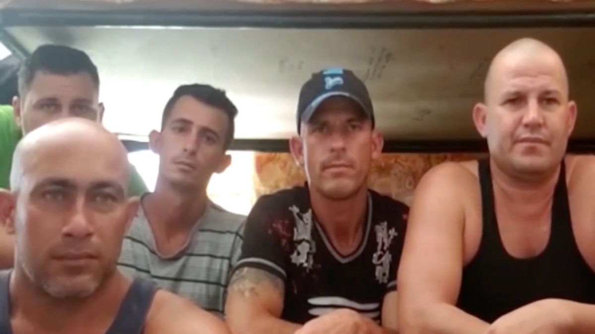 Balseros cubanos rescatados por el pescador acusado de tráfico humano.