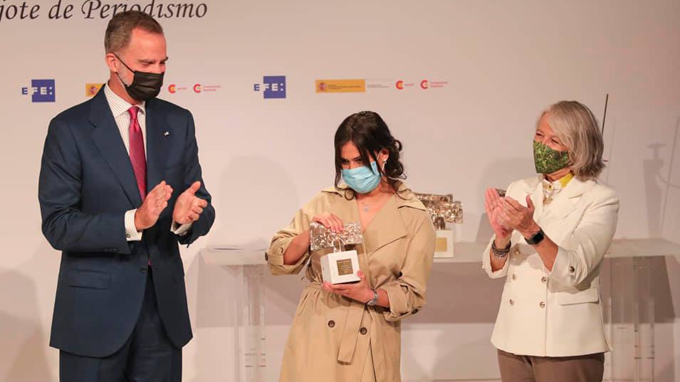 La periodista cubana Náyare Menoyo recibe el premio de manos del rey de España.