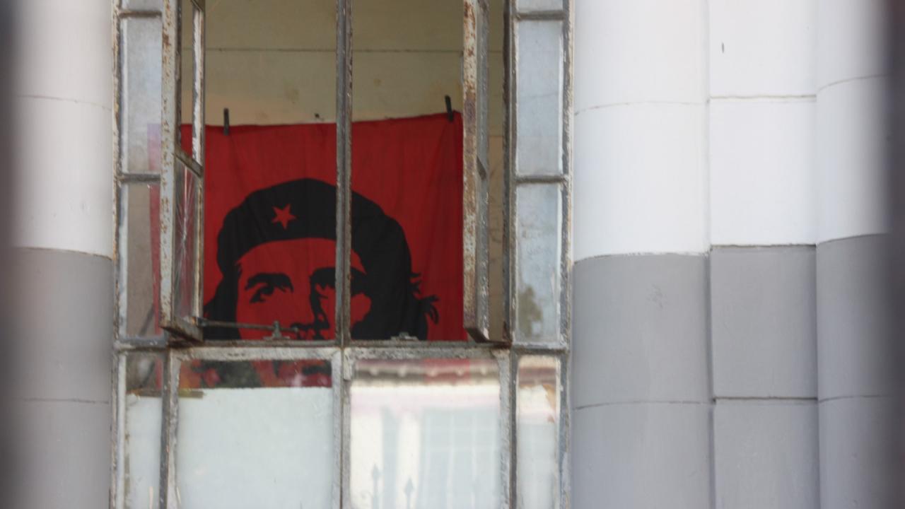 Tela con la imagen del Che Guevara en un local público en Cuba.