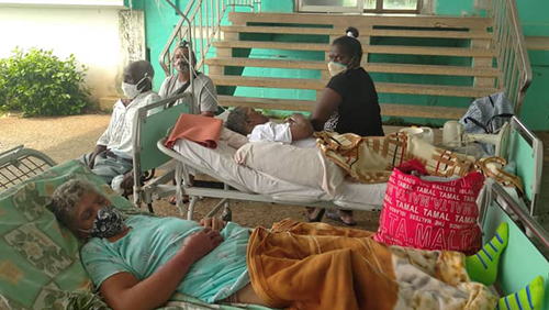 Pacientes ingresados evacuados tras el sismo en los pasillos del Hospital Comandante Pinares, de San Cristóbal.