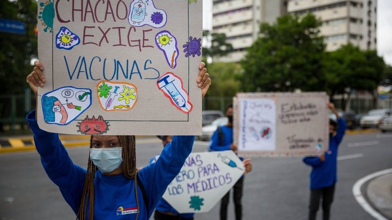 Manifestación para exigir vacunas en Caracas.