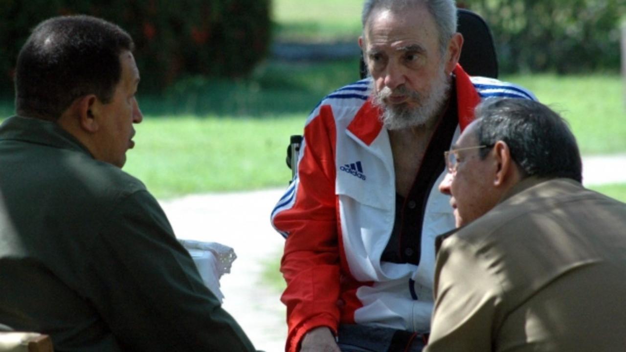 Hugo Chávez junto a Fidel y Raúl Castro en La Habana.