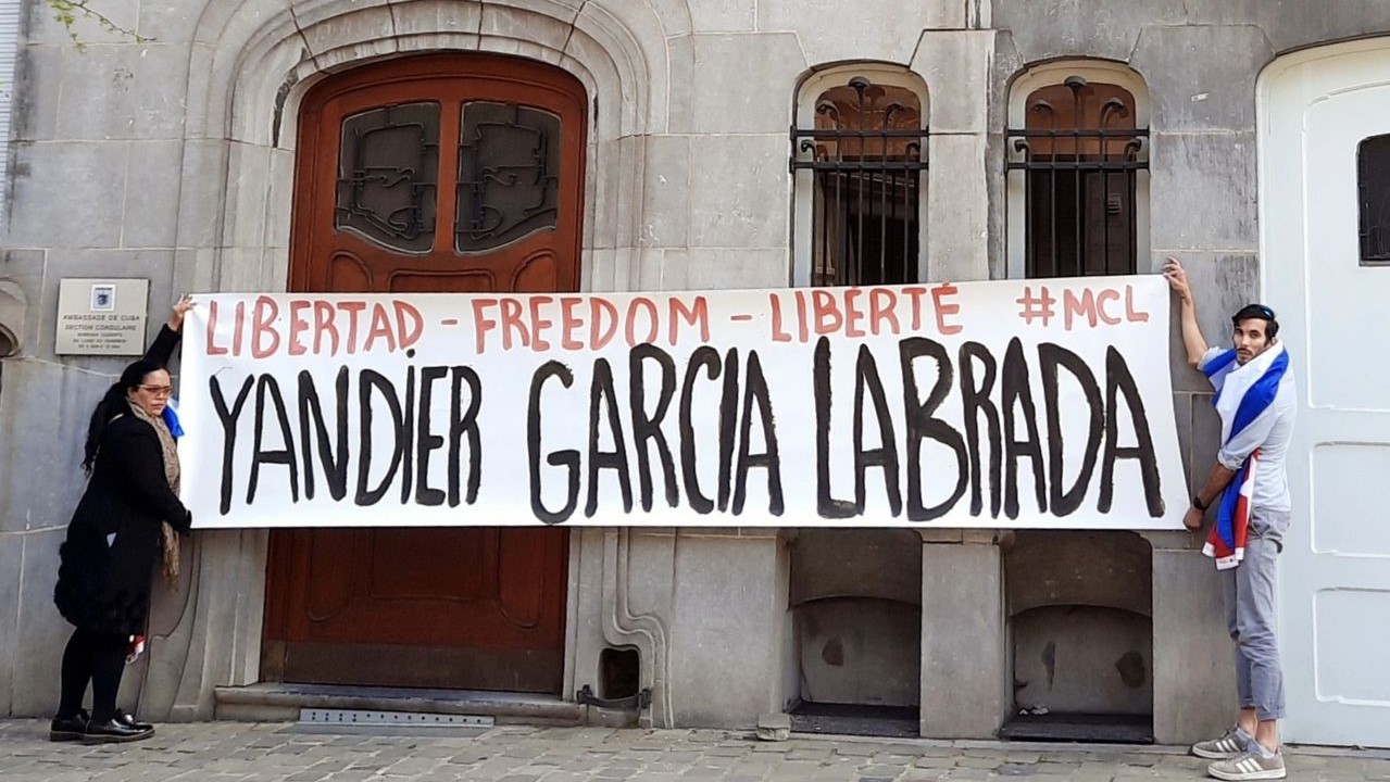 Cubanos Libres de Bélgica exigen la liberación de Yandier García Labrada ante la embajada de Cuba en Bruselas.
