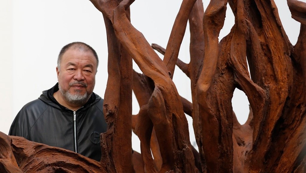 Ai Weiwei junto a una de las piezas de su nueva exposición.