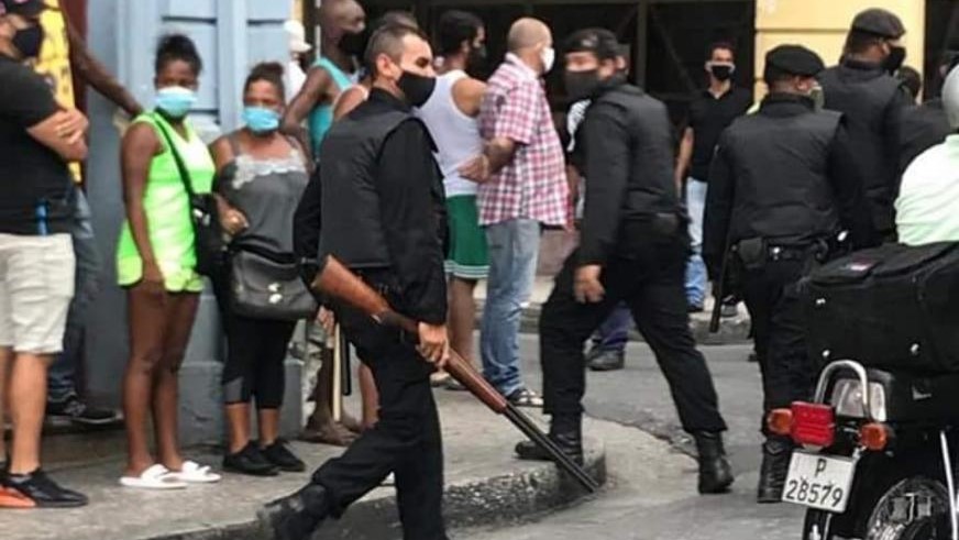 Armas largas en manos de tropas antimotines en La Habana el 11 de julio.