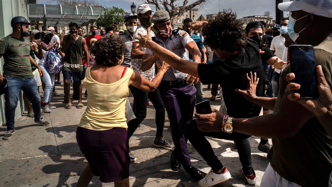 Arresto de un manifestante durante las protestas del 11 de julio en La Habana.
