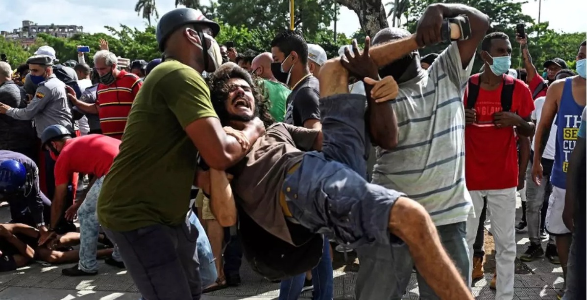 Agentes vestidos de civil arrestas a un manifestante durante las protestas del 11 de julio.