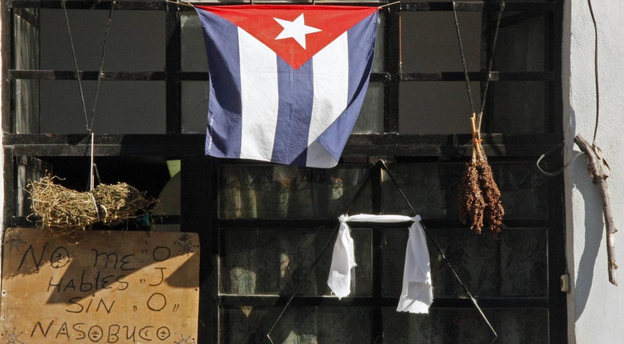 Una bandera cubana en la entrada de una vivienda en La Habana.