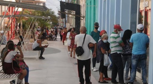 Cubanos haciendo cola en una zona comercial.