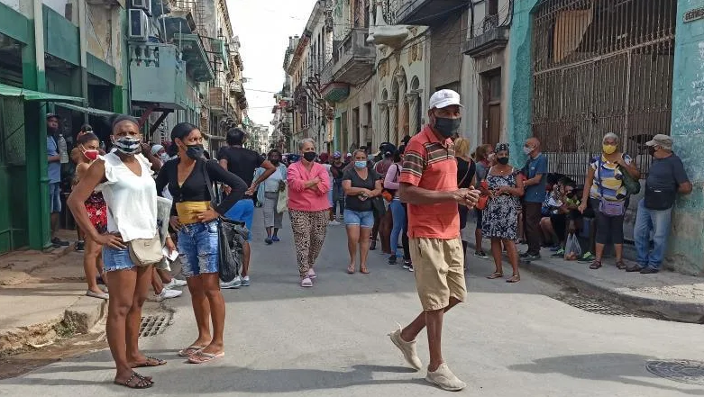 Una cola en La Habana en medio de la pandemia.