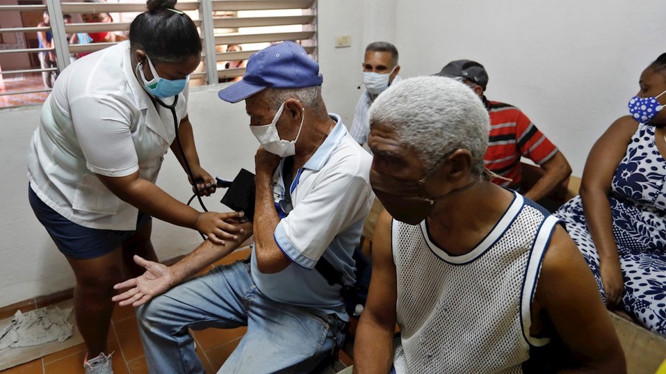 Cubanos asisten a un centro hospitalario en plena pandemia.