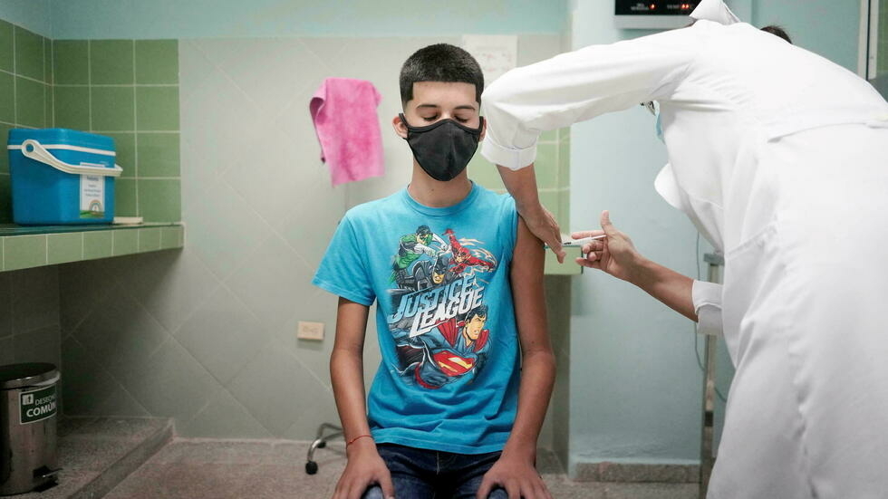 Un adolescente de 14 años recibe la segunda dosis de la vacuna cubana Soberana 02.