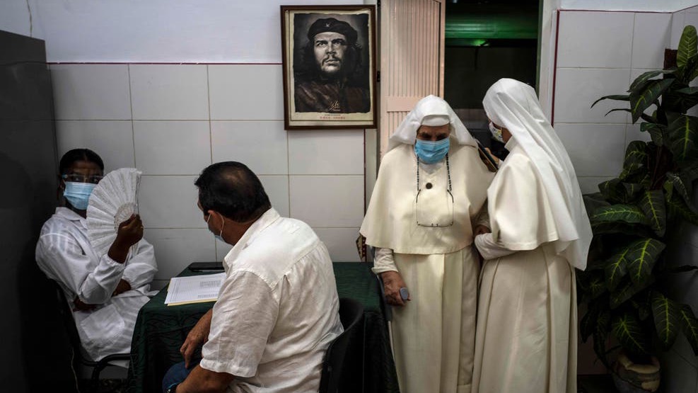 Monjas en un hospital cubano.