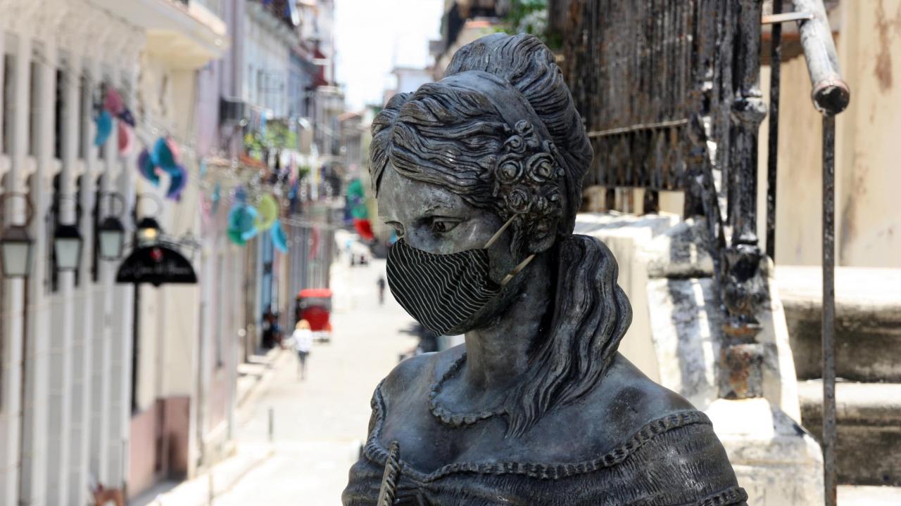 Estatua de Cecilia Valdés con nasobuco en La Habana.