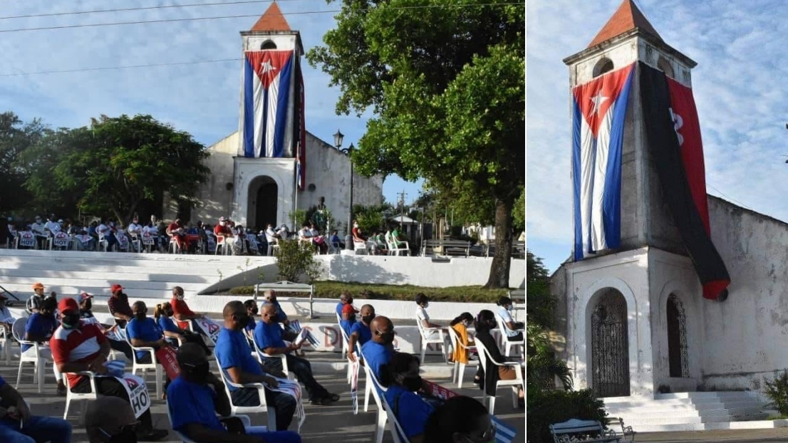 Bandera del 26 de julio en una iglesia de Santa Clara, Cuba.