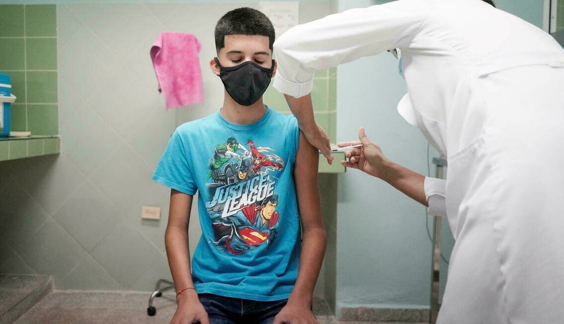 Un adolescente cubano recibe el candidato vacunal Soberana 02.
