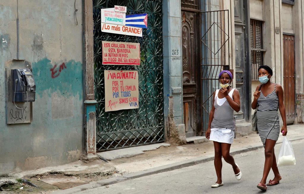 Dos mujeres caminan por una calle de La Habana.