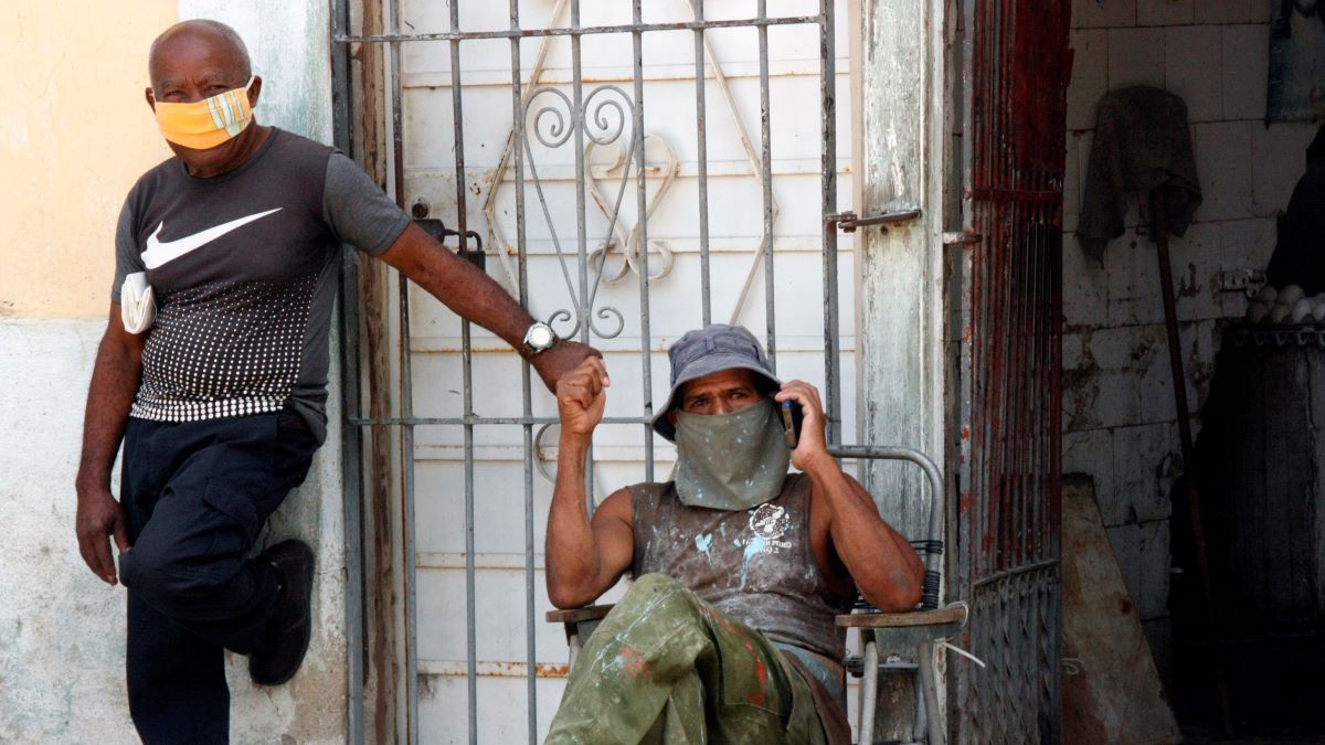 Dos cubanos en el exterior de una vivienda en La Habana.