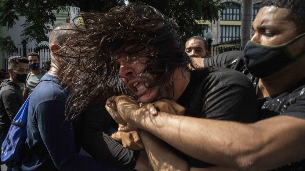 La policía política arresta a un manifestante pacífico en La Habana, Cuba.