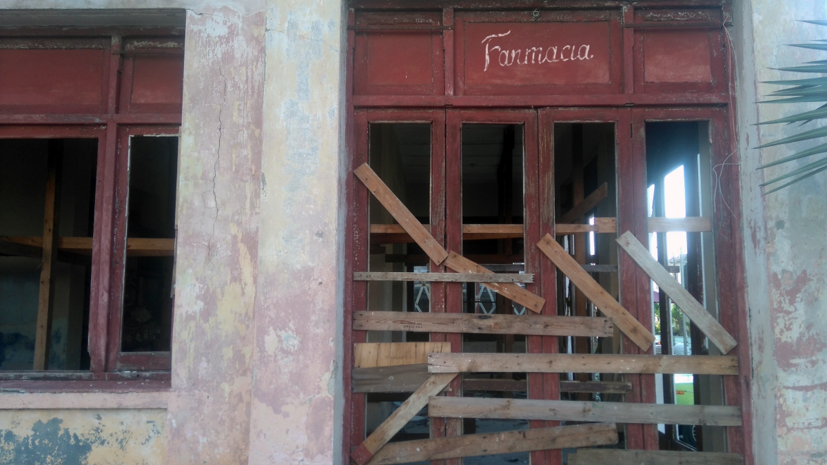 Una farmacia cerrada en Cuba.