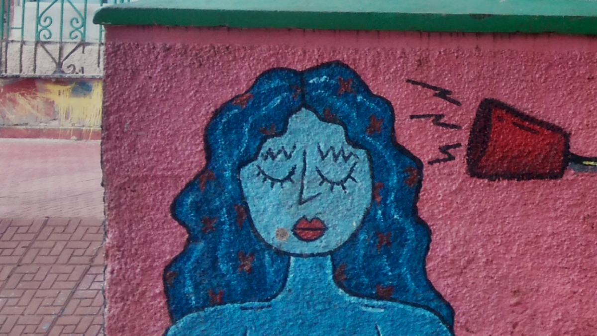 Un graffiti de una mujer en Cuba.