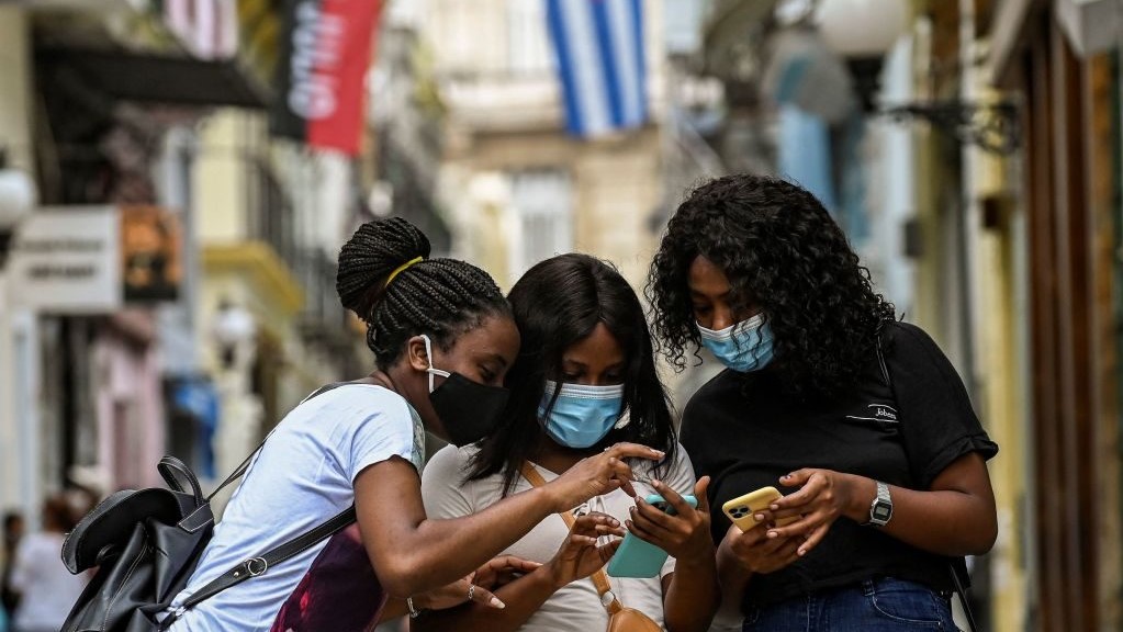 Jóvenes cubanas conectadas a internet movil.