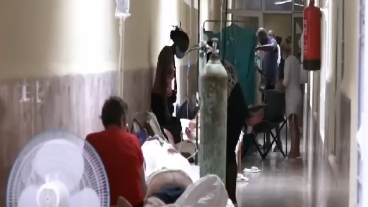 Cubanos en los pasillos del hospital de Cárdenas.